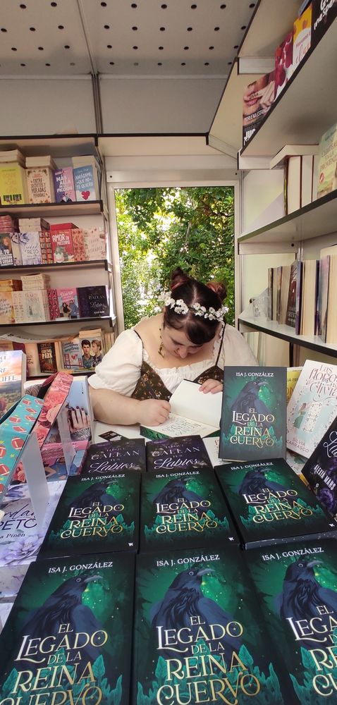 Isa J. González firmando libros.