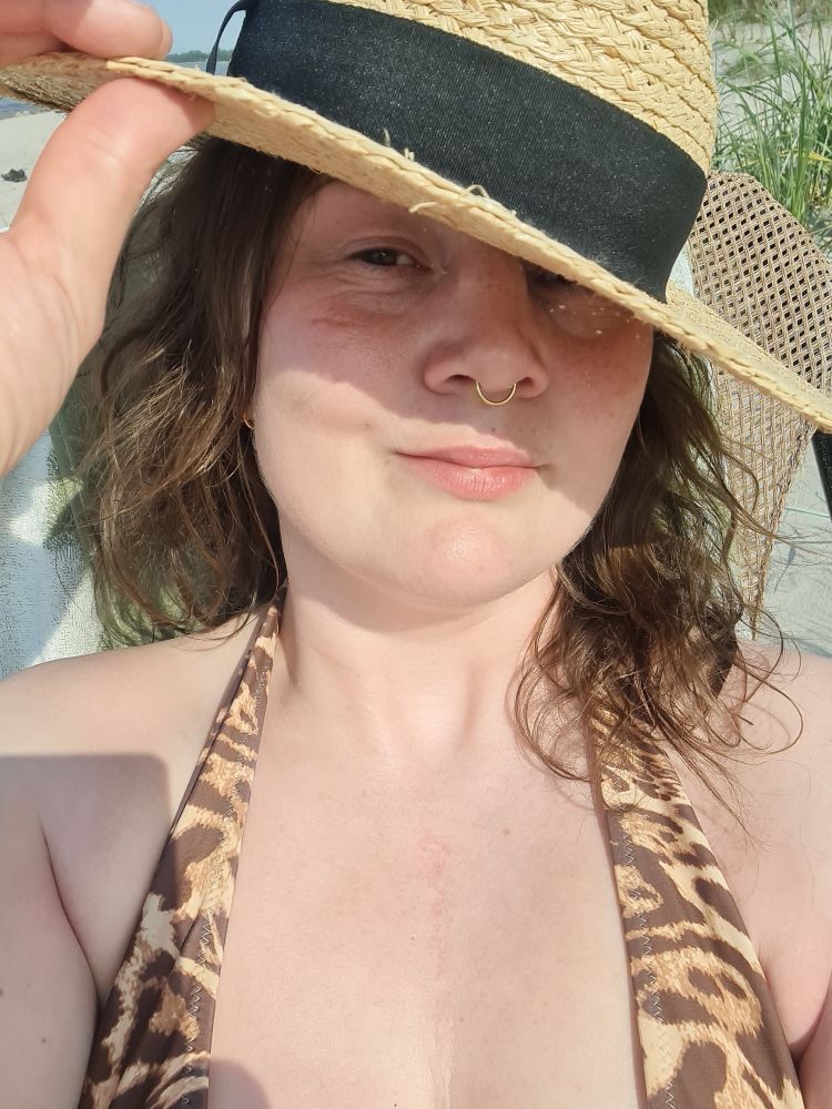 #newprofilepic 
Selfie på kvinna i leopardbikini på stranden i sned Stråhatt som skuggar halva ansiktet 