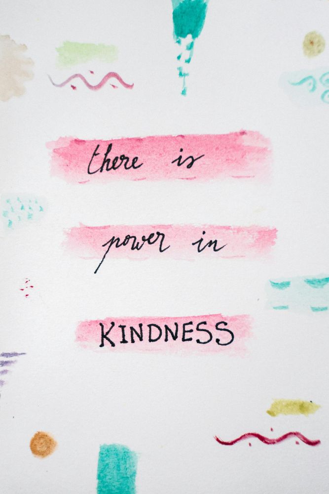Image avec les mots : « There is power in kindness ».