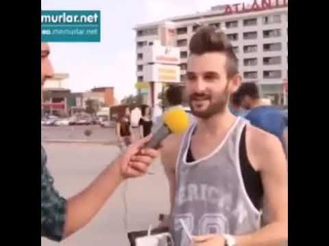 Sarı mikrofon erkek adamın erkek sevgilisi