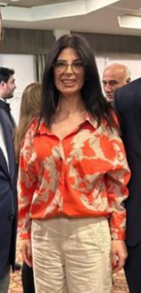 @firatfstk
özlem erkan.
chp istanbul'a kayyum atanmasına neden olan şikayeti yapan kişi. 
kongre yapıldığında usulsüzlüğü fark etmemiş, imamoğlu ve özgür çelik'le bu kadar yakınken usulsüzlüğü anlamamış. iki yıl sonra anlamış ve şikayette bulunmuş.