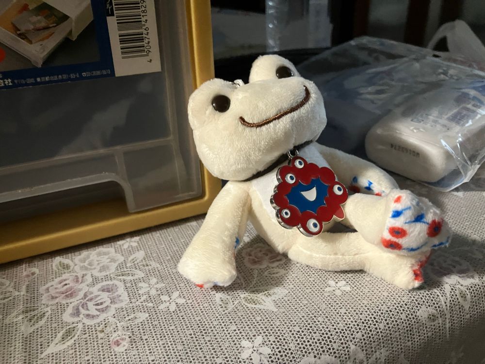 カエルのピクルスが足を組んでいる