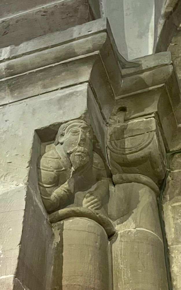 Romanische Skulptur in St. Peter und Paul, Rosheim.