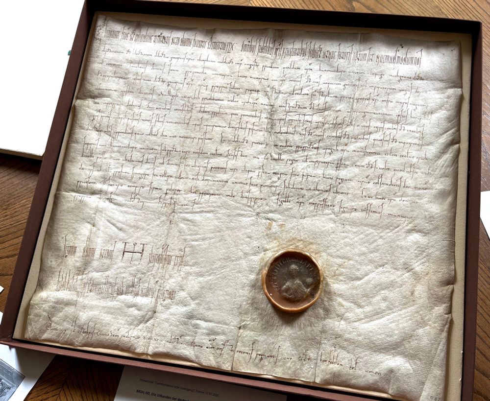 Charter of Otto III (Heid. Urk. 325) from 29 September 992 in the library of Heidelberg University. 