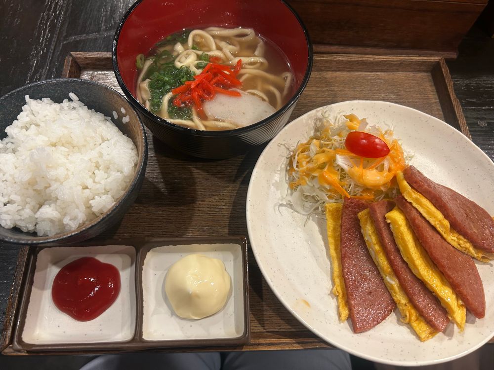 ポーク玉子と沖縄そばのセットの定食の写真