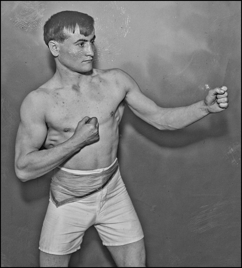 Albert Bouzonnie, champion des poids mouches (1893-1948).
Photographié en 1913.
Source : fonds ROL 25617.
