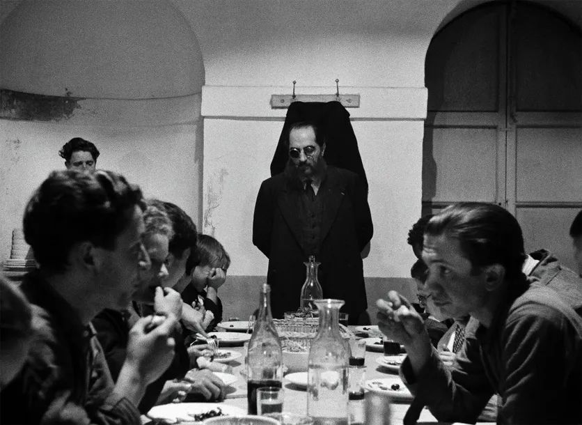Merlusse surveillant le repas des élèves.