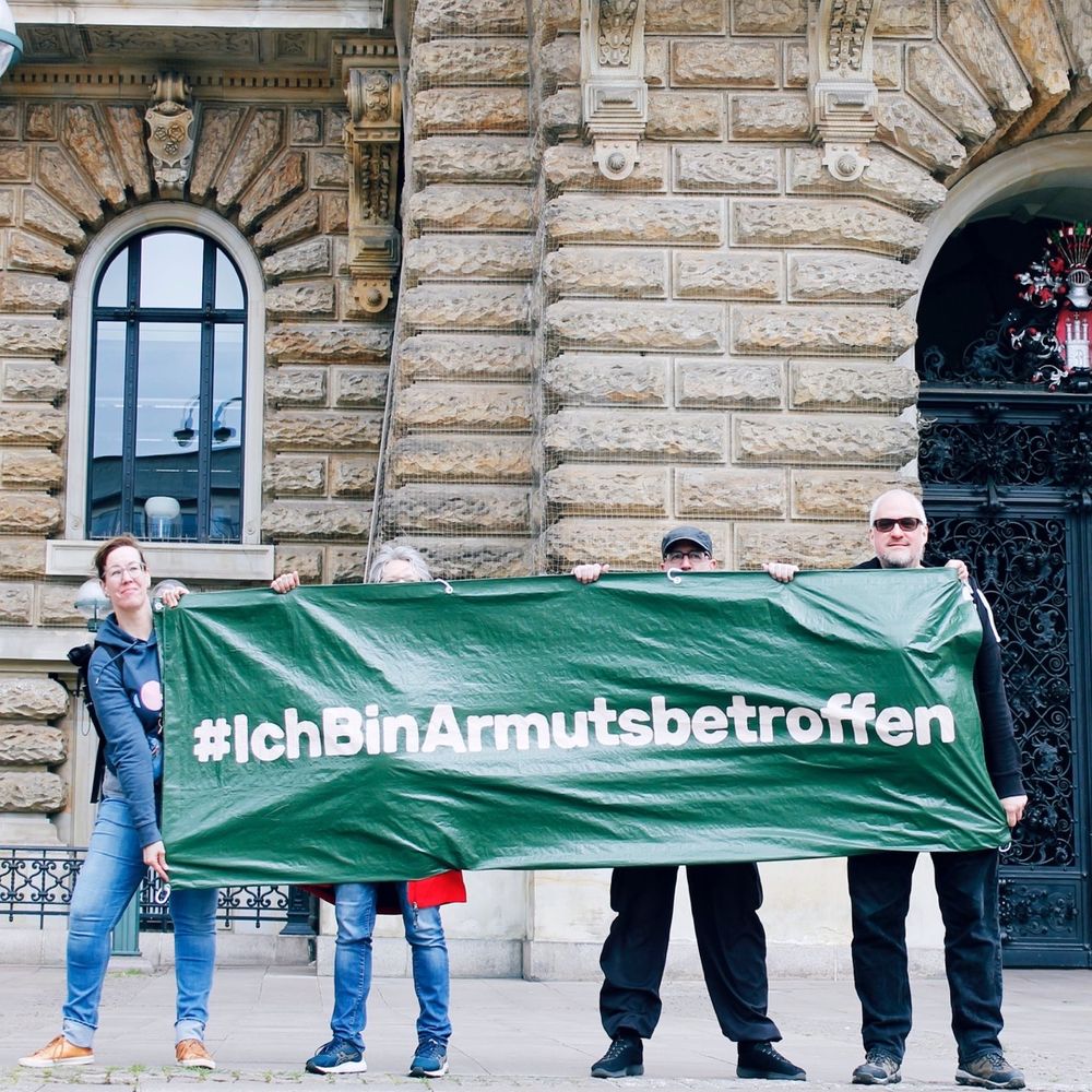 #ichbinarmutsbetroffen banner vor dem rathaus