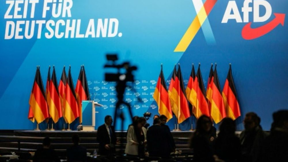 Bühne der AFD-Tagung mit je 8 Deutschland-Fahnen links und rechts
