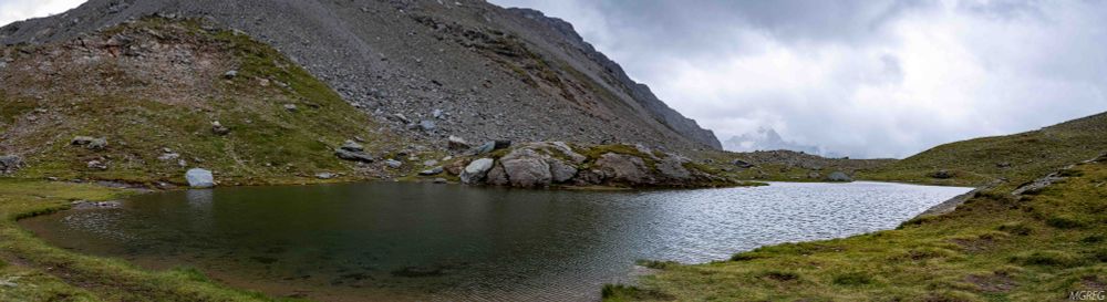 Lac dans les Alpes