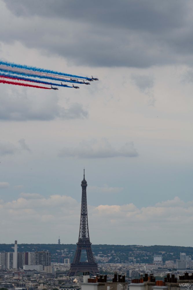 Patrouille de France au-dessus de la Tour eiffel