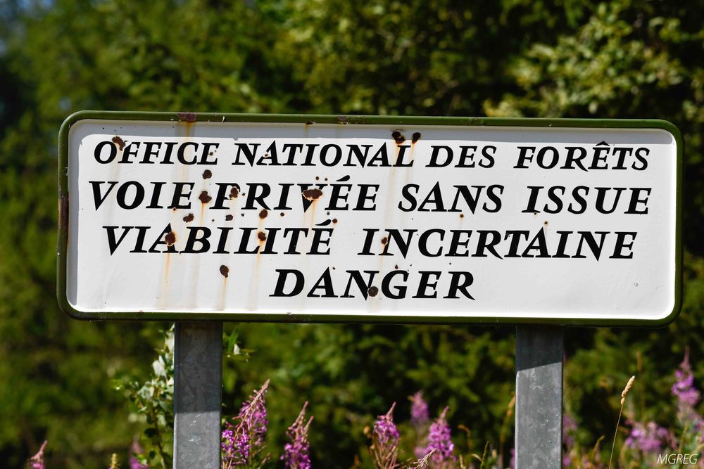 Pancarte indiquant un danger percée de multiples impacts de balles