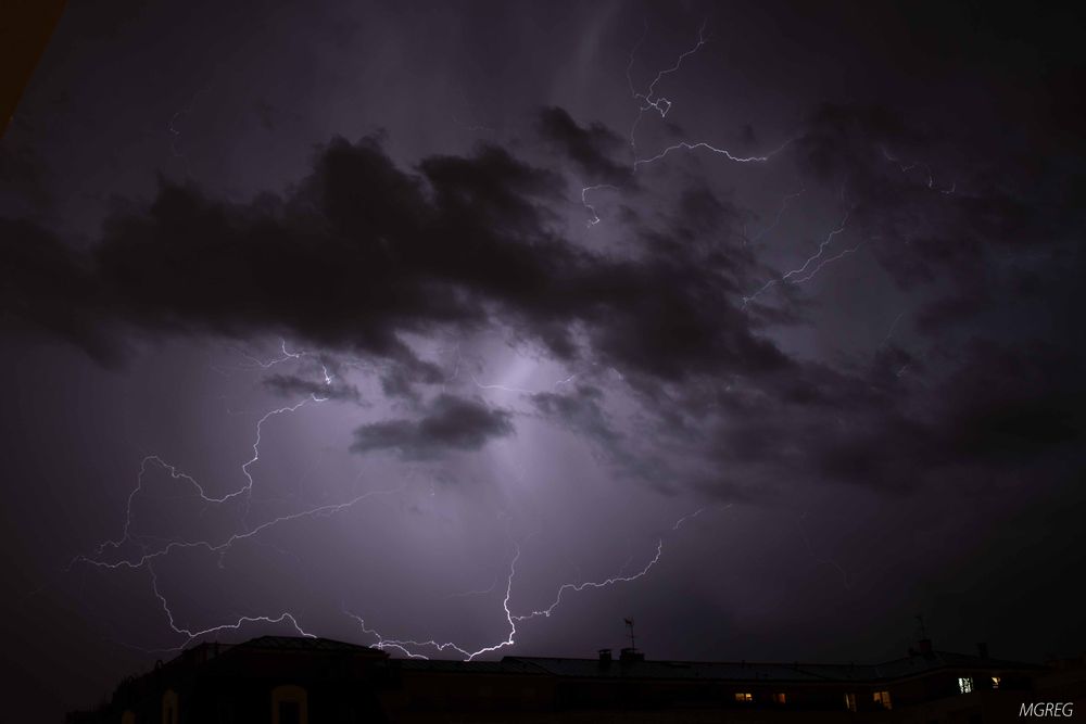 Éclairs dans un ciel de nuit