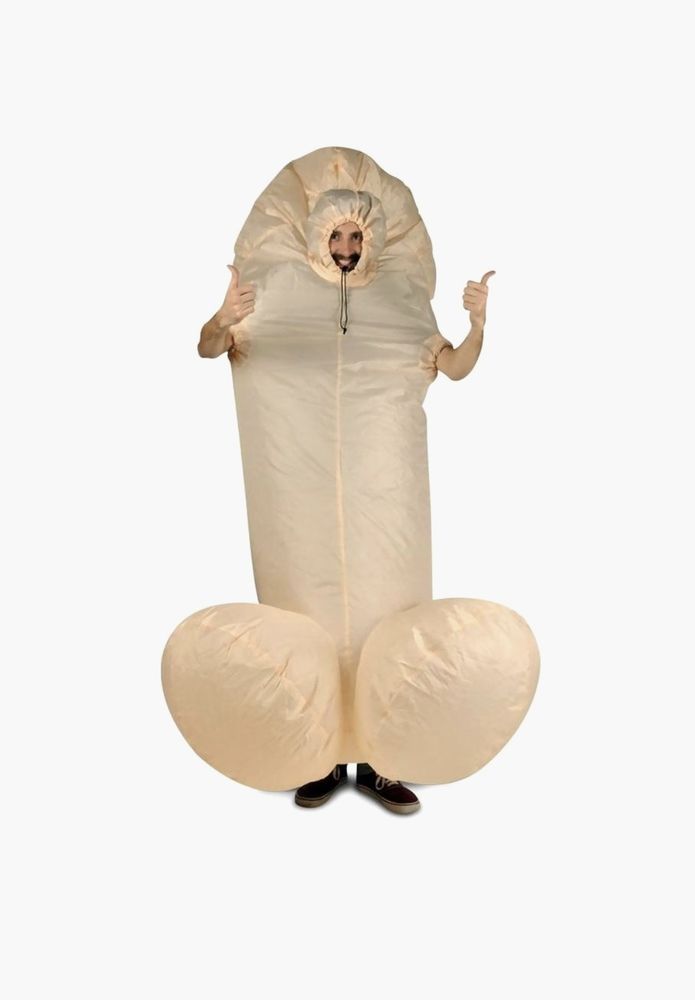 Man in opblaasbaar piemelpak steekt duimen allebei op.