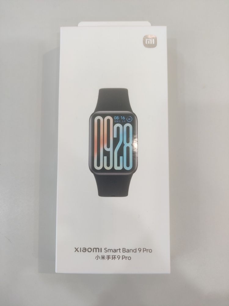 一个盒子，上面画有一个呈圆角矩形的屏幕，上下侧有长向内收窄形结构。图案下方写有Xiaomi Smart Band 9 Pro，再向下一行写有小米手环9Pro。