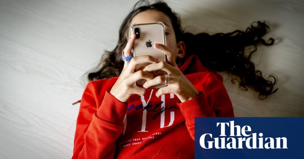 ‘Fear of missing out’ keeping girls and young women online despite sexism