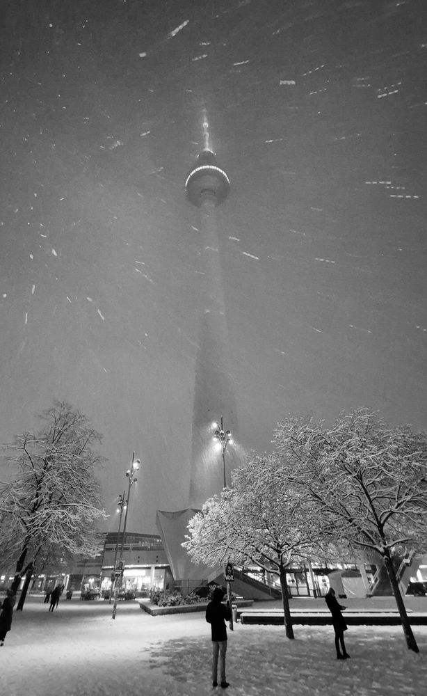 Schwarzweiß Foto vom Fernsehturm Alexanderplatz, bei Schnee.