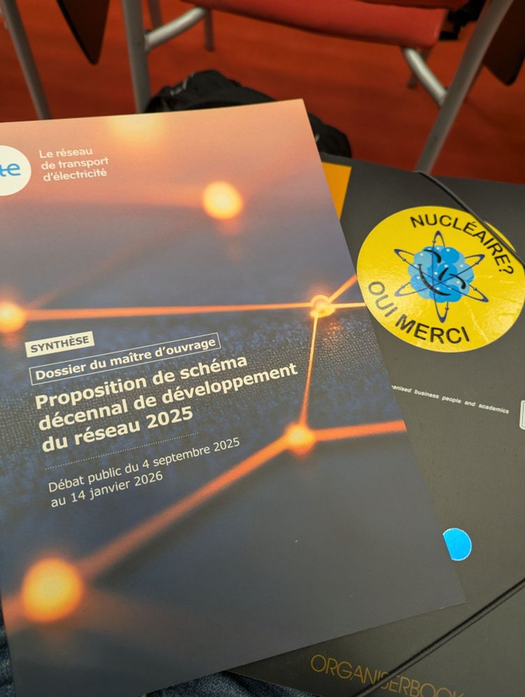 Le dossier de synthèse et mon cahier de notes. 
On voit le sticker "nucléaire ? Oui merci" 