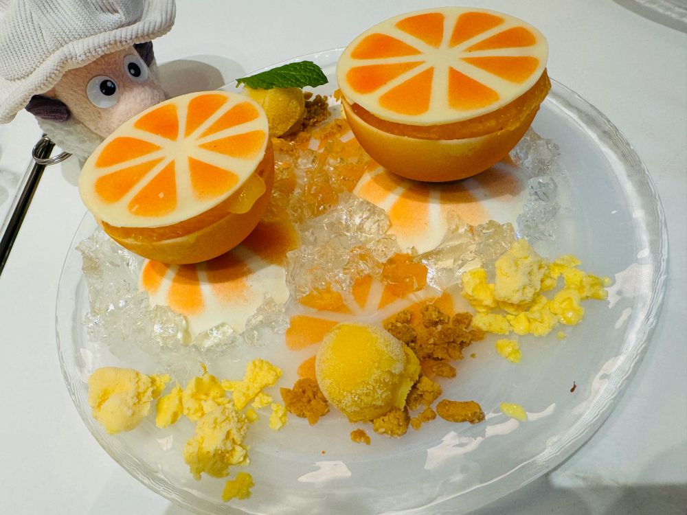 季節のデセール　ショコラアグリューム

「オレンジを半分に割ったデコレーションが可愛い。ボクの好きなカモミール味だよ」