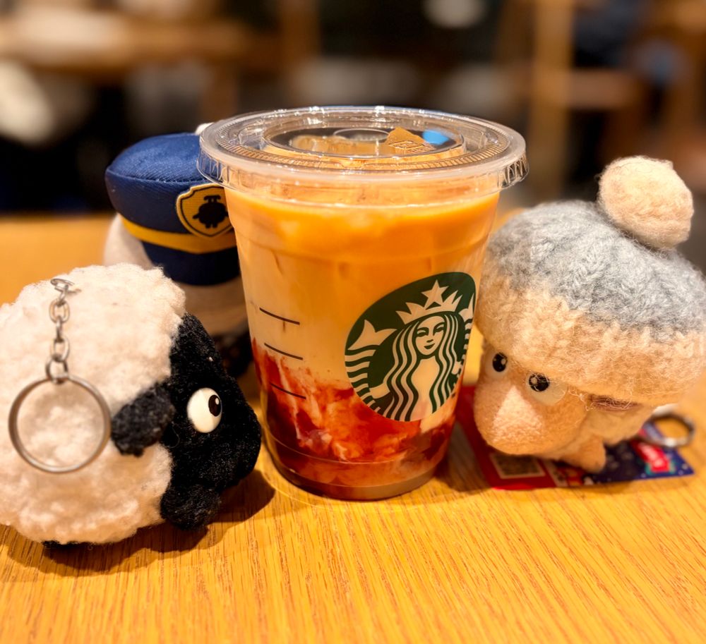 店名：スターバックスコーヒー
品名：ジョイフルメドレー苺ミルクティー

「みんなで苺が混ざりあうのを見てたんだ！」