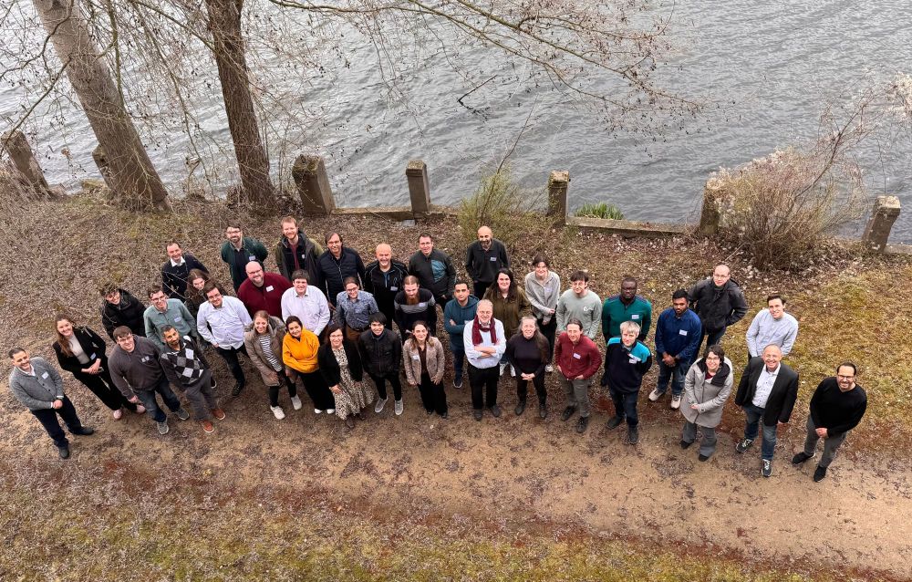Gruppenfoto des NFDIxCS Konsortiums in Potsdam am Griebnitzsee