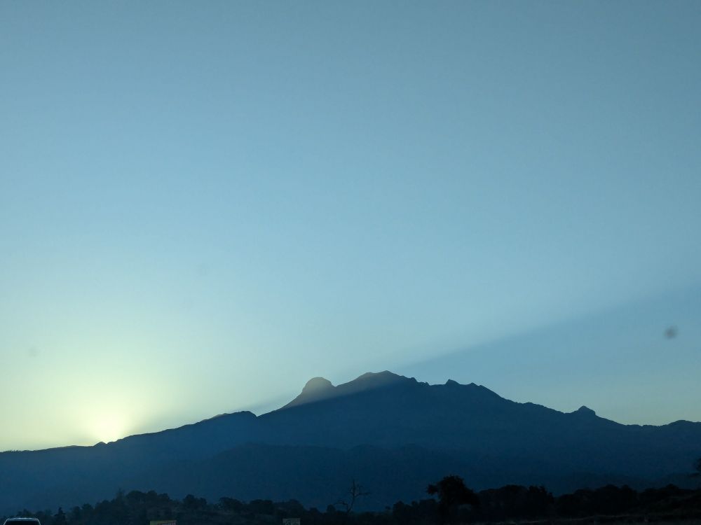 Fotografía antes de que salga el sol detrás del volcán Iztaccihuatl, ubicado en el centro de México.