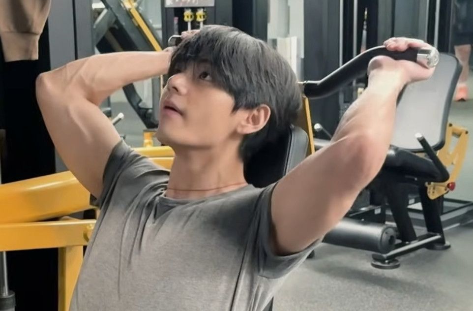 Taehyung showing us his huge arms