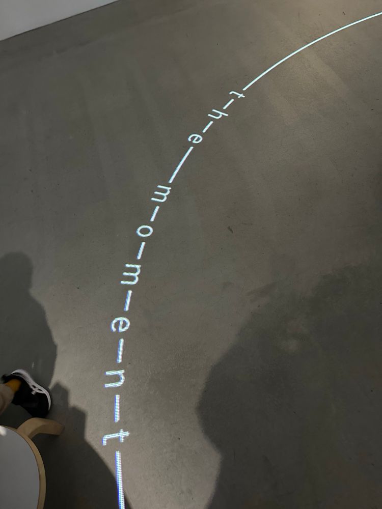 床に円形と共に映し出される「The moment」という文字。この輪がテーブルに届く頃にテーブルが大きく揺れます。