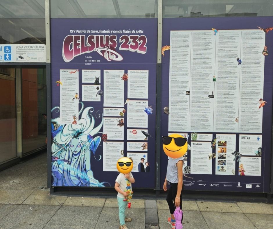 Foto de mis sobrinas delante de la programación del Celsius 