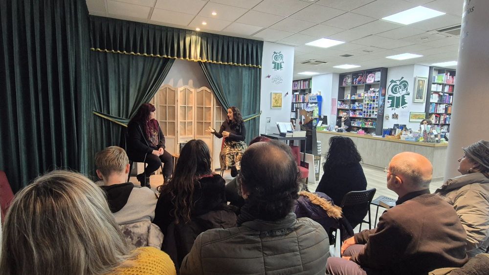 Foto del evento con Rosie Hernández y Laura Blanco Villalba hablando ante el público de la librería Letras