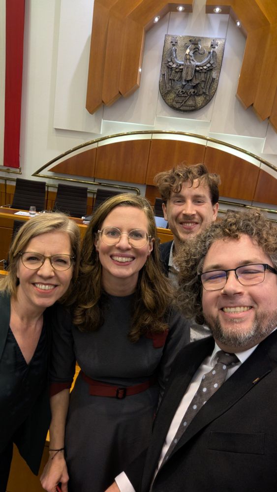 Ein Selfie von mir im Burgenländischen Landtagssitzungssaal mit Bundesministerin Leonore Gewessler, Landeshauptmann-Stellvertreterin Anja Haider-Wallner und meinem Mitarbeiter Philip Juranich.