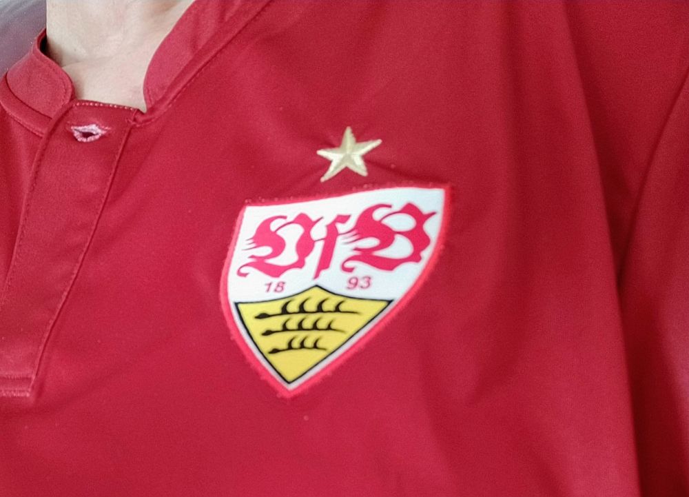 Das VfB Stuttgart Wappen auf meinem roten Trikot 