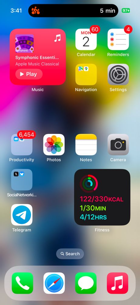 Screenshot of my homescreen of apps with the Dynamic Island widget showing food delivery time. 
