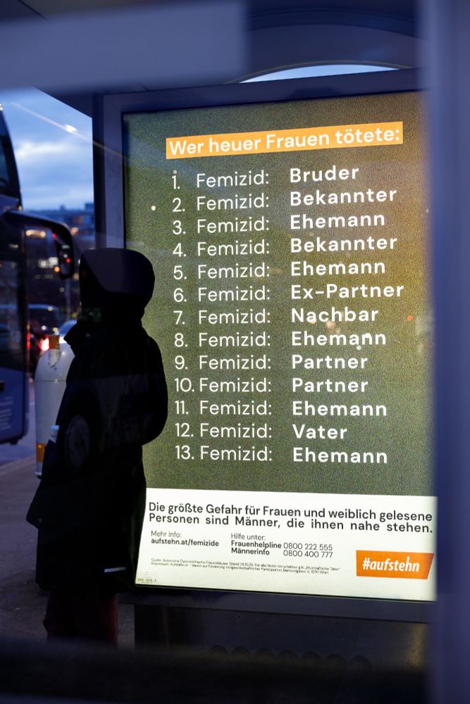 Das Plakat zeigt eine Liste der Täter von Femiziden 2025 in Österreich (Bruder, Bekannter, Ehemann, Ex-Partner, Nachbar, Partner, Vater) mit dem Text: "Die größte Gefahr für Frauen sind Männer, die ihnen nahe stehen."
Am unteren Rand: Frauenhelpline 0800 222 555, Männerinfo 0800 400 777, #aufstehn Logo und QR-Code; Foto: Hannah Mayr für #aufstehn