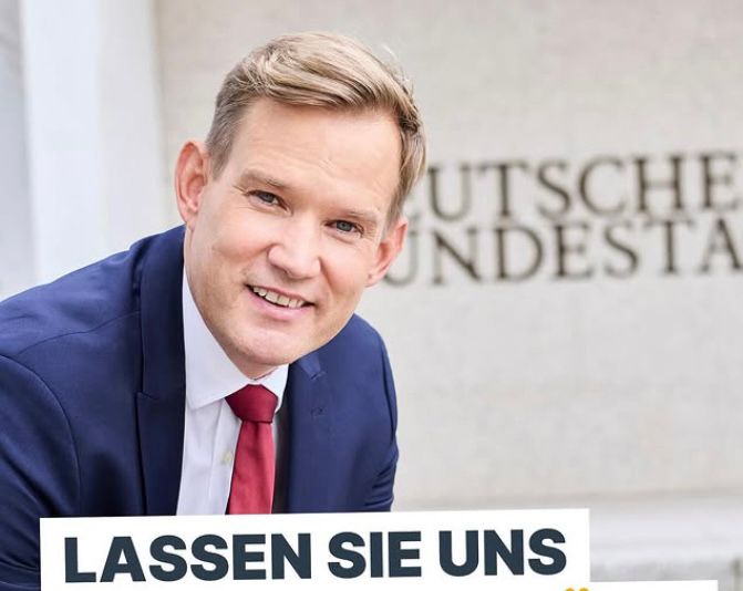 werbung von streeck er guckt in die kamera in langweiligem anzug, der text darunter ist abgeschnitten sodass nur „lassen sie uns“ dran steht