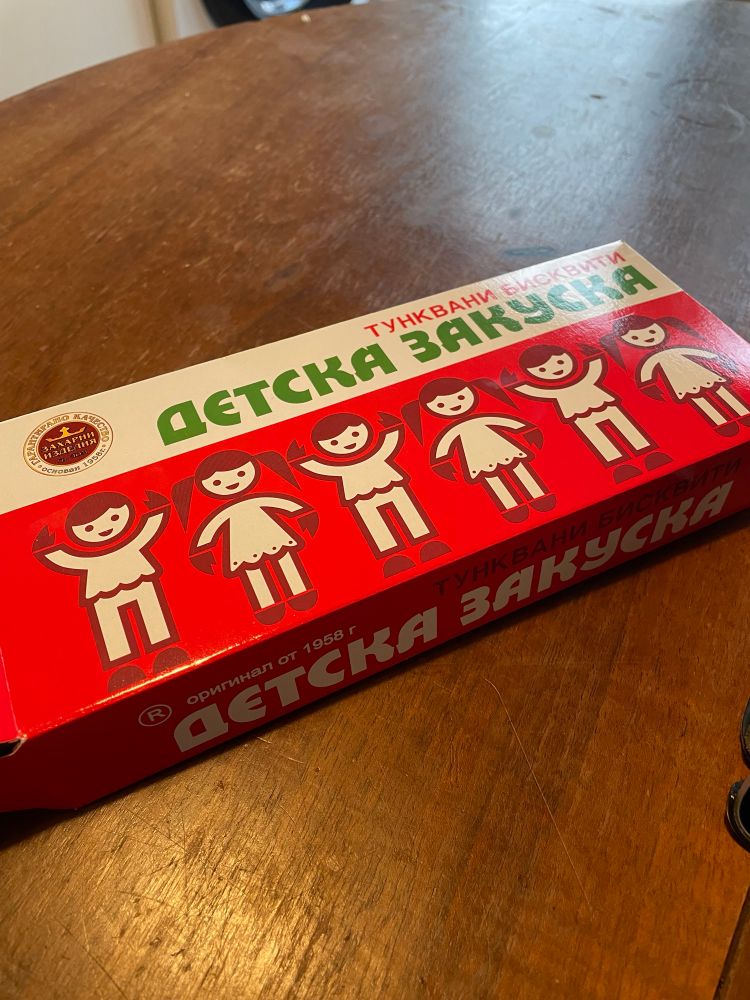 kekspackung aus einem bulgarischen laden, die illustration sind grob stilisierte kinder und deren hände sehen ein bisschen nach scheren aus