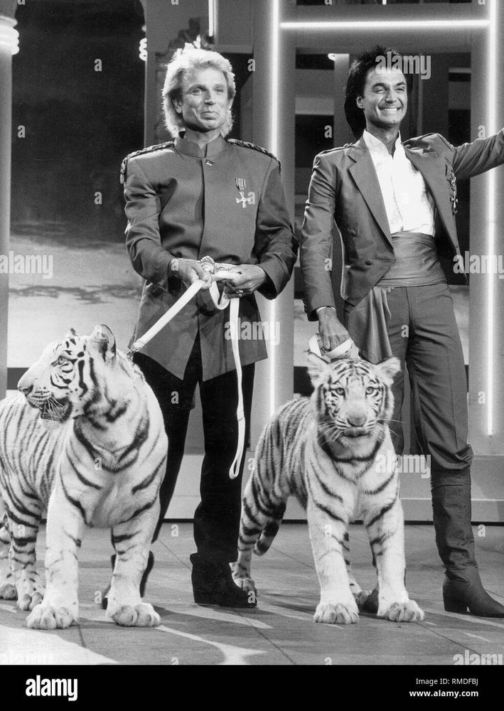 schwarz weiß foto siegfried und roy mit tigern, siegfrieds outfit gibt dolle nazi uniform vibes