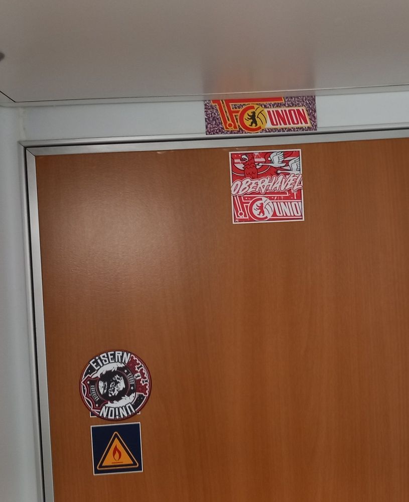 ICE Klo mit Union Aufklebern