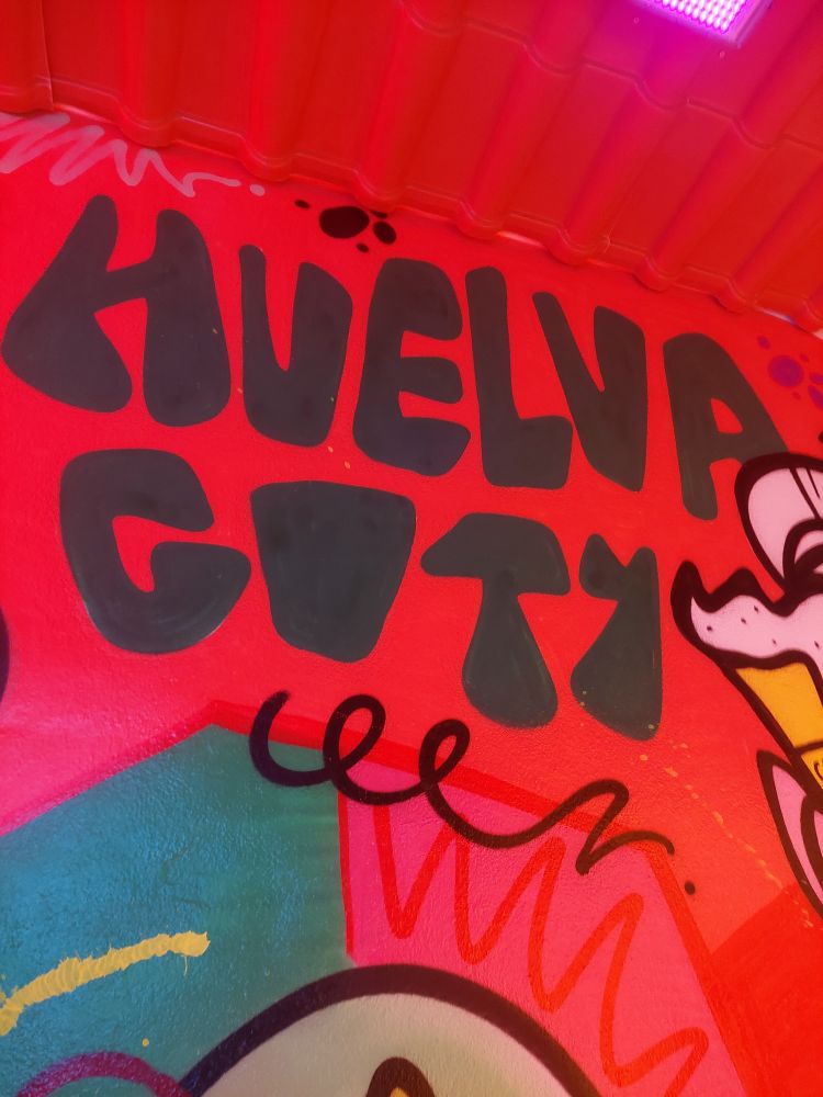 Escrito en una pared con tipografía de ¿graffiti? "HUELVA CITY".