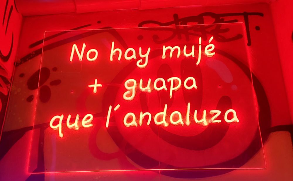 Cartel luminoso donde pone "No hay mujé + guapa que l'andaluza"