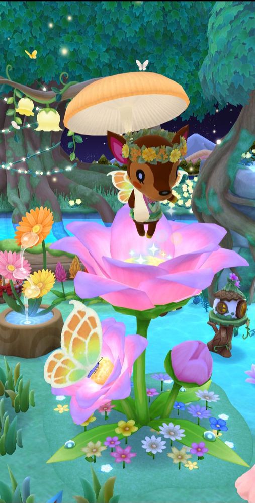 Fauna vestida de hada volando sobre una flor rosa.