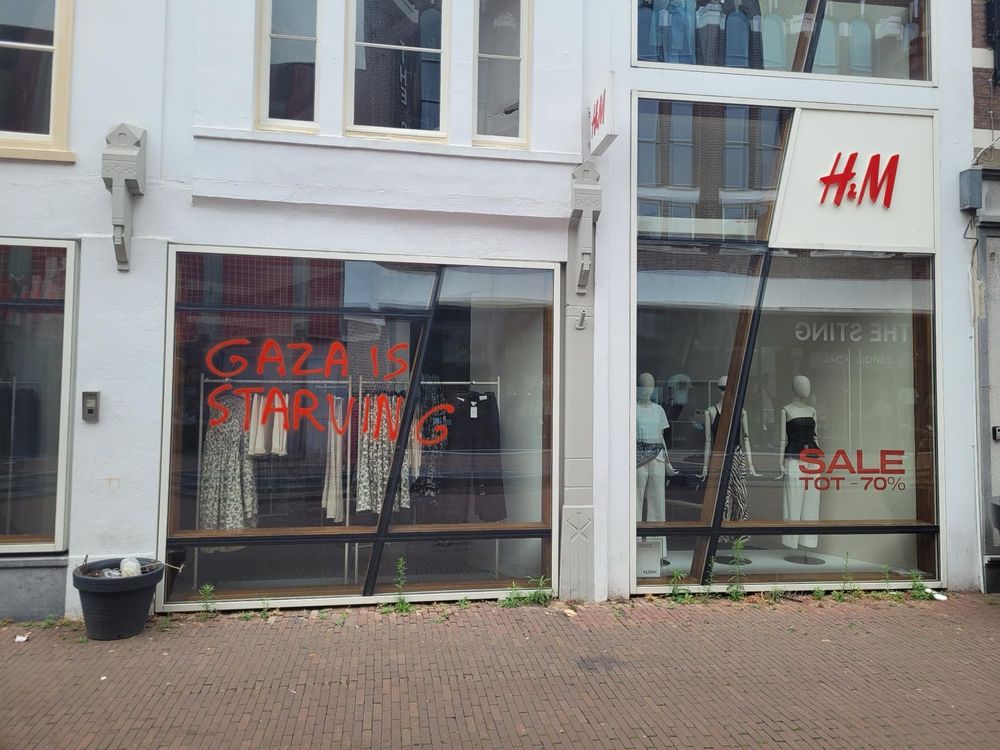 H&M aan de Kleiweg in Gouda, met op de winkelruit in rode graffiti de tekst "Gaza is starving".

H&M sloot in oktober 2023 tijdelijk alle vestigingen in Israël, maar heeft kort daarna besloten om toch zaken te blijven doen in en met een genocidale apartheidstaat.

H&M is ook één van de grootste vervuilers in de fastfashionindustrie, en naar schatting de grootste leugenaar.