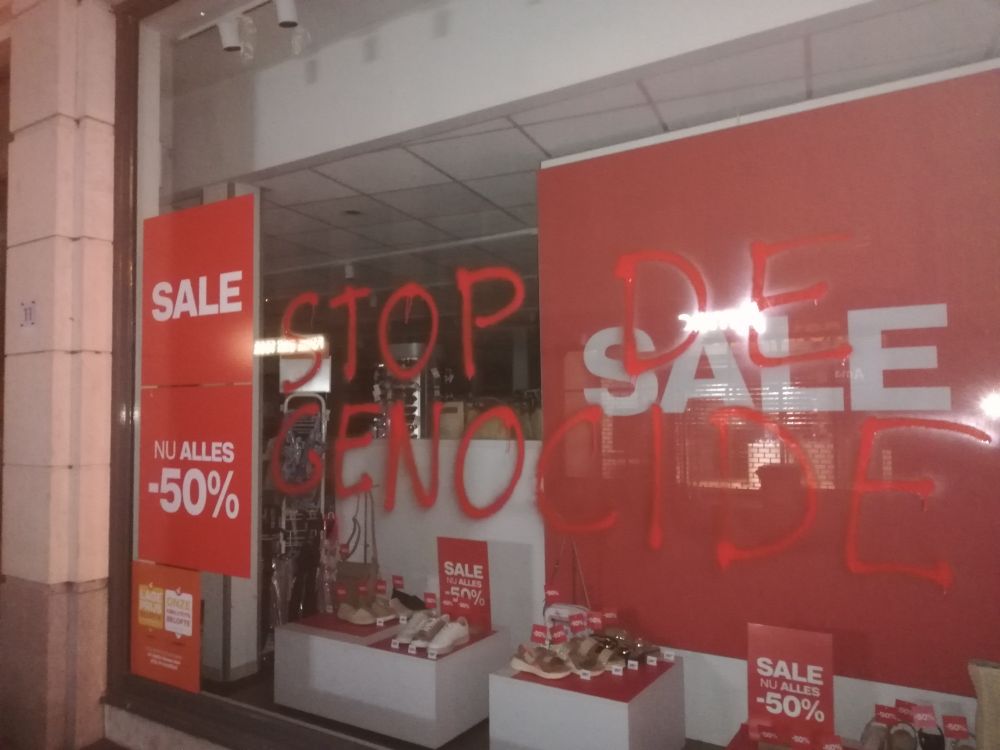 Van Haren aan de Kleiweg in Gouda, met op de winkelruit in rode graffiti de tekst "Stop de genocide".

Van Haren verkoopt o.a. Reebok, dat Israëlische sportclubs sponsort, ook als die op bijvoorbeeld de Westelijke Jordaanoever gevestigd zijn. Van Haren verkoopt ook Nike, één van de grootverbruikers van slavenarbeid uit Chinese concentratiekampen.
