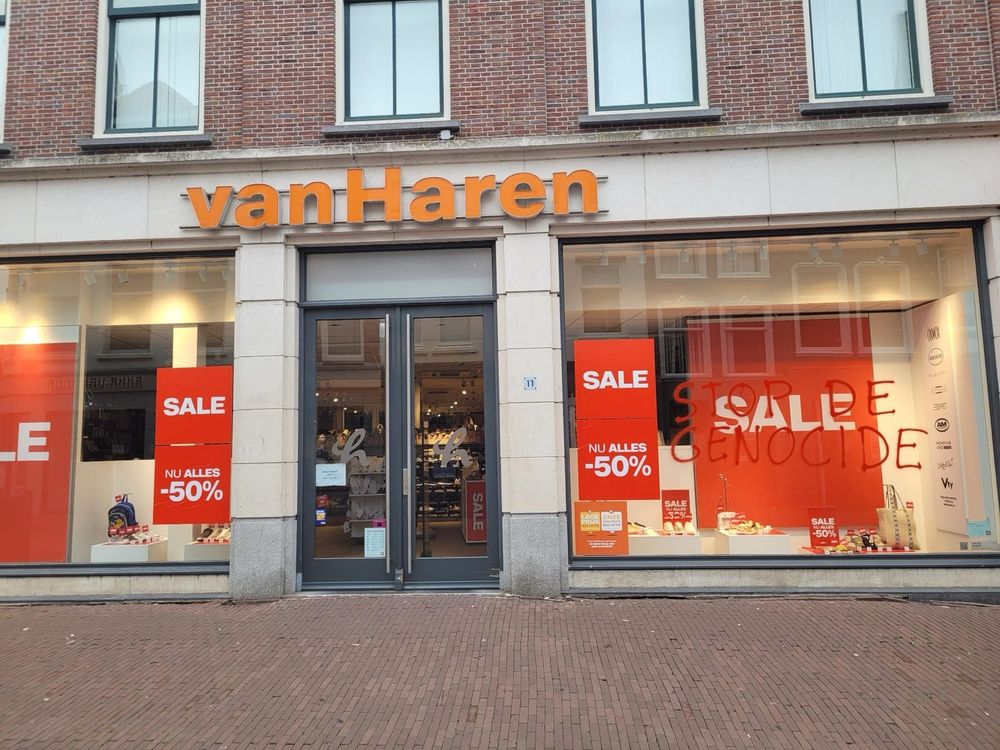 Van Haren aan de Kleiweg in Gouda, met op de winkelruit in rode graffiti de tekst "Stop de genocide".

Van Haren verkoopt o.a. Reebok, dat Israëlische sportclubs sponsort, ook als die op bijvoorbeeld de Westelijke Jordaanoever gevestigd zijn. Van Haren verkoopt ook Nike, één van de grootverbruikers van slavenarbeid uit Chinese concentratiekampen.