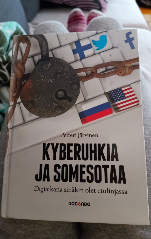 Kuvassa Petteri Järvisen kirja nimeltä "Kyberuhkia ja somesotaa; Digiaikana sinäkin olet etulinjassa"