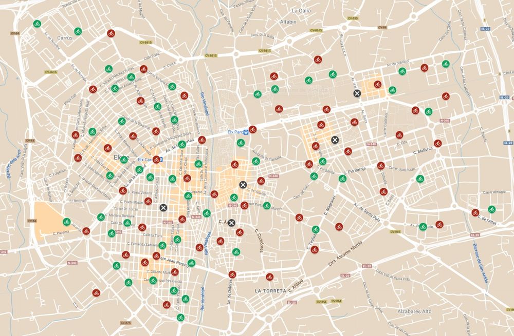 Mapa de las estsciones de BiciElx en el nucleo urbano de Elche. En marrón las estaciones que se han ido creando desde el nacimiento de biciElx en 2010. En verde, las que se están inaugurando desde finales de 2024 y principios de 2025
