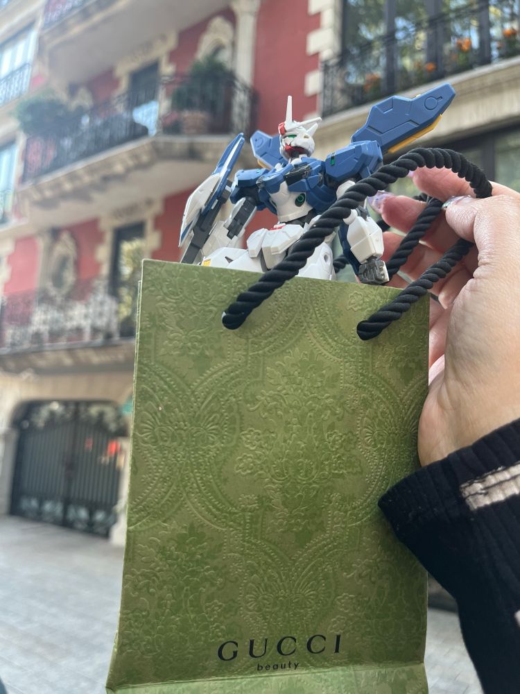 Un gunpla de aerial en una bolsita Gucci de compras  (Gundam witch from Mercury) 