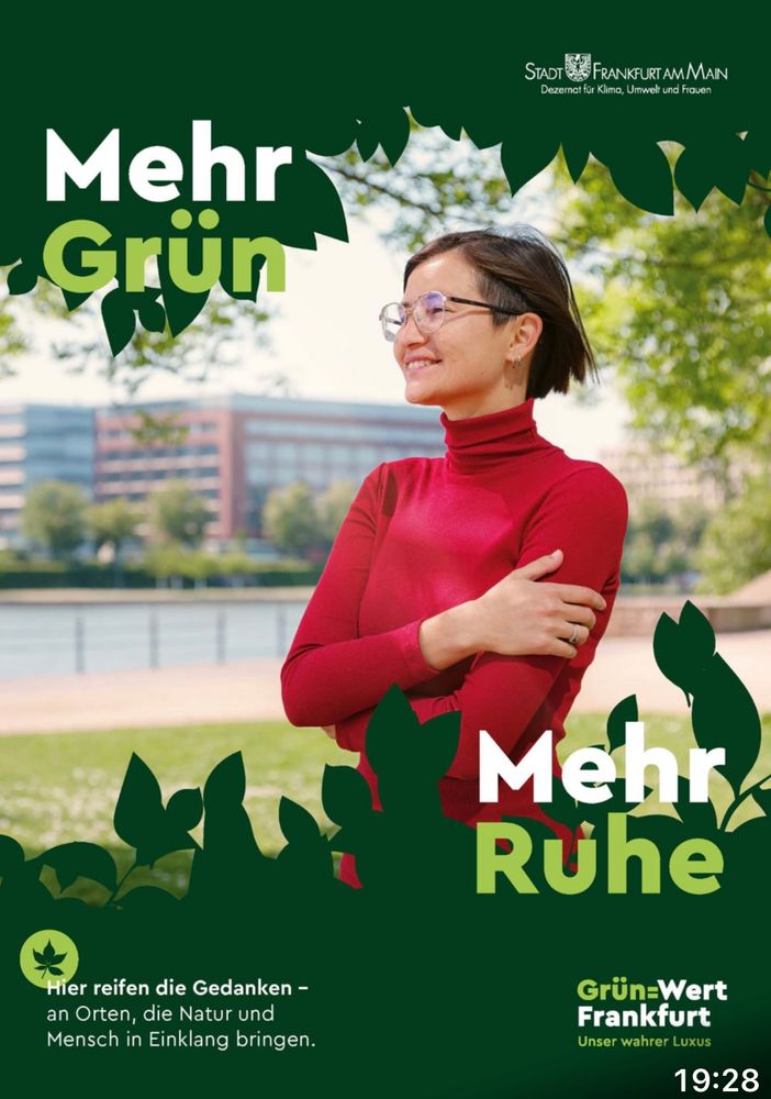 Plakat 1 "Mehr Grün" zeigt Frau unter einem Land Baum am Fluß, im Hintergrund ein Hochhaus.
