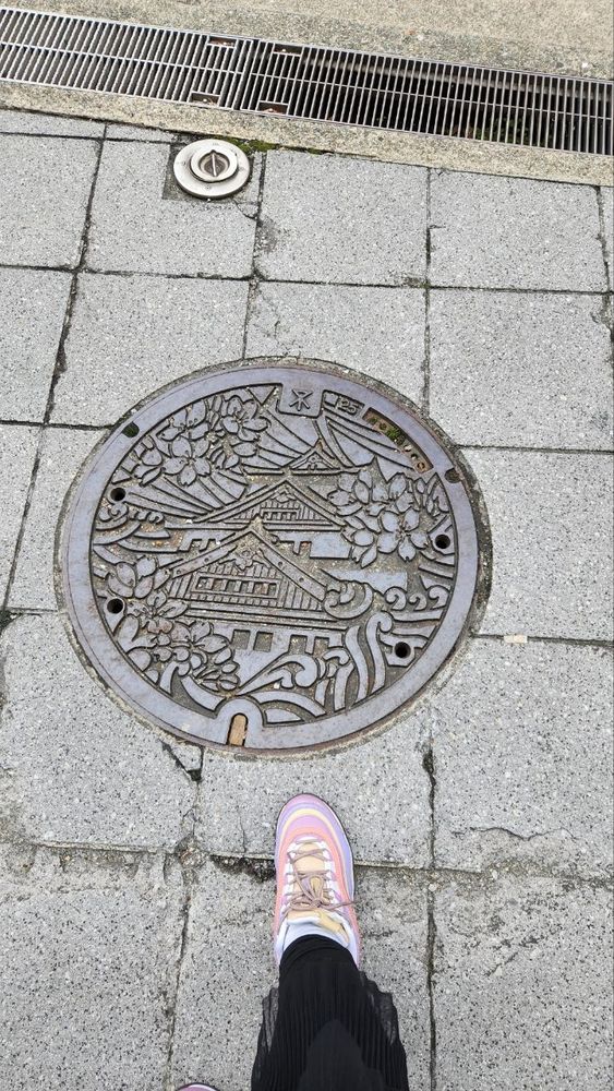 Tampa de bueiro em Osaka, desenhada o castelo de Osaka