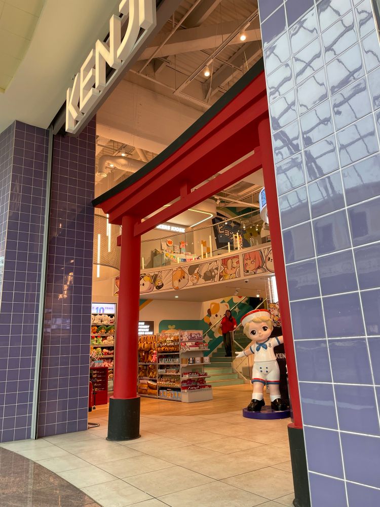 Entrance to Kenji in the Trafford Centre, Manchester.
With the MAKERS KIOSK stall visible on the upper floor.